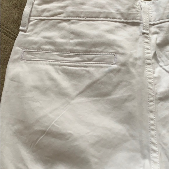 Levi's white shorts, 4.5 in inseam, flat pockets - Picture 6 of 8